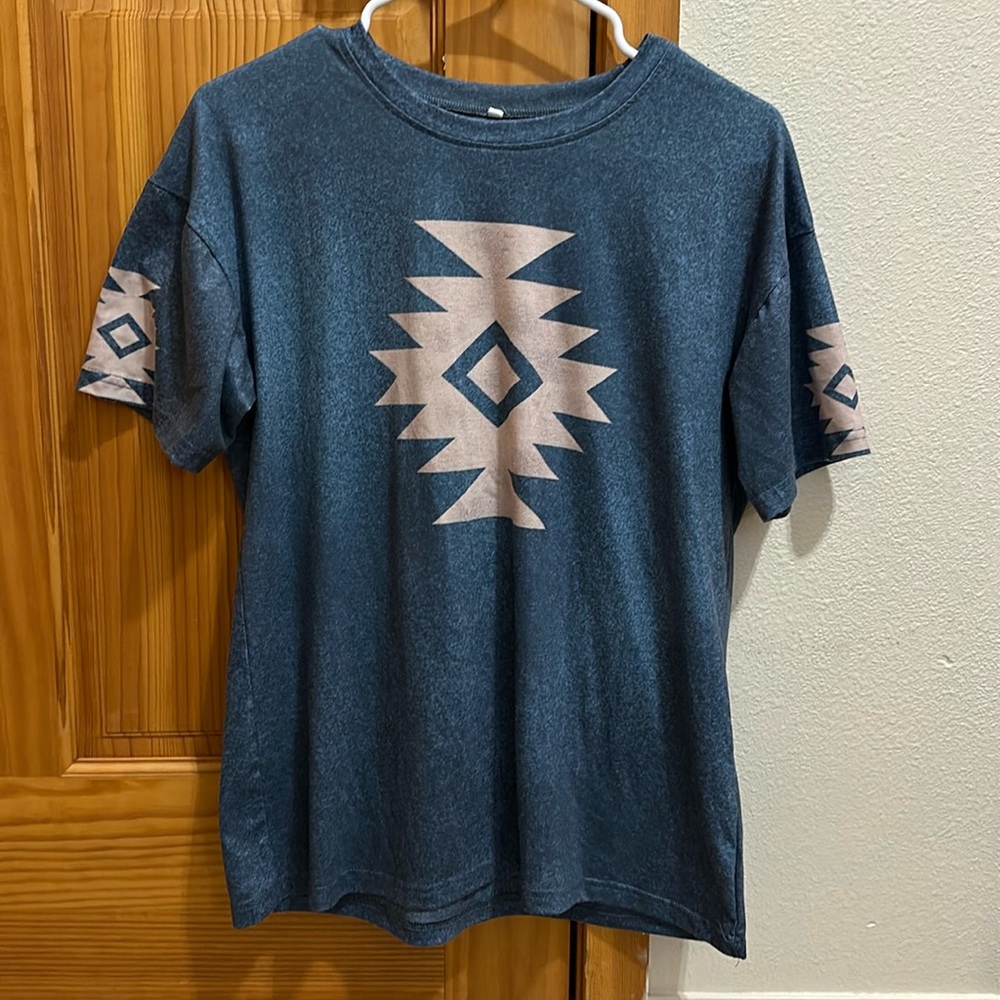 Women’s Medium Az Tec Short Sleeve T-Shirt